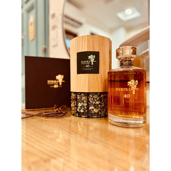 Rượu Hibiki 40 Years Old loại Blended whisky lâu đời nhất 